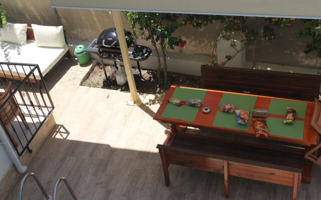 Villasevval-sleeps8-pool-bbq-ac-neartown