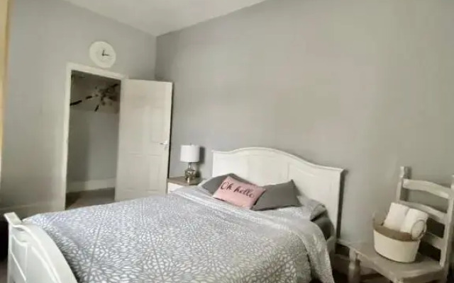 London Oval Apartment