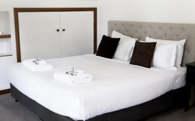 Wandin Valley Estate – Guest Rooms – Rothbury