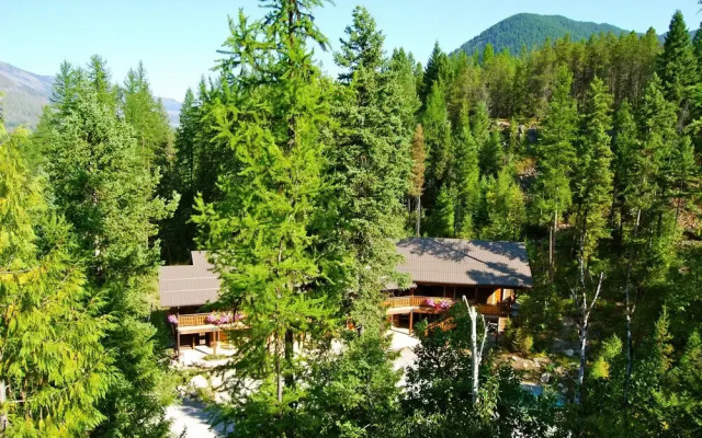 Glacier Guides Lodge