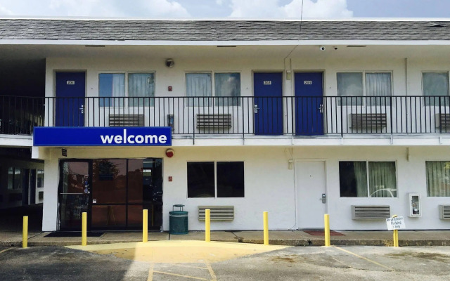 Motel 6 Lufkin, TX
