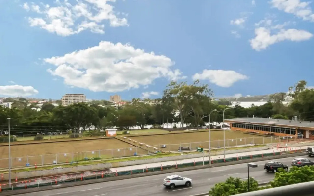 Large 3 Bedroom Apartment with River Views near the Stadium
