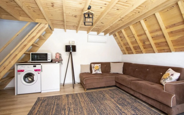 Villa With Pool Jacuzzi and Backyard in Inlice