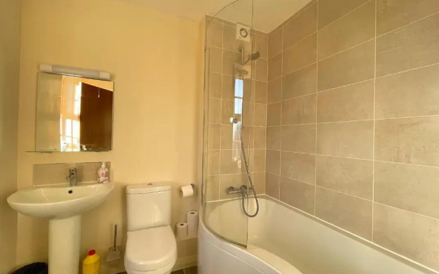 Spacious 4 Bedroom House with Garden