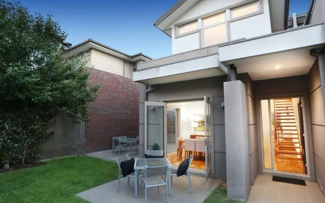 Kew Luxurious Townhouse