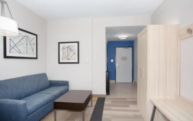 Holiday Inn Express & Suites Phoenix - Glendale Sports Dist by IHG