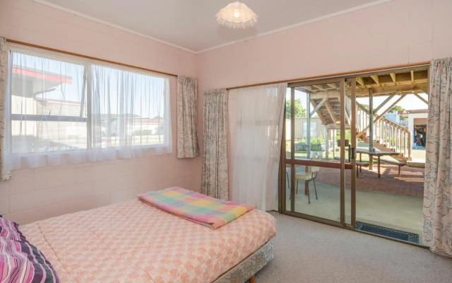 Cosy at Cooks - Cooks Beach Downstairs Holiday Unit