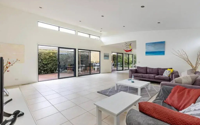 Sea Haven: coastal views, family retreat