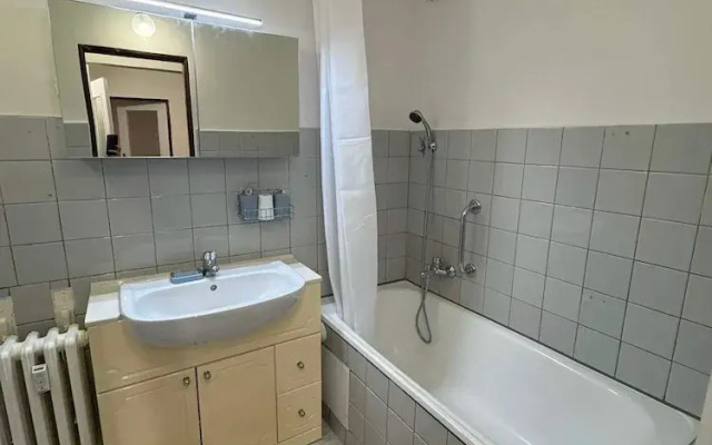 Charming Apart Near Center