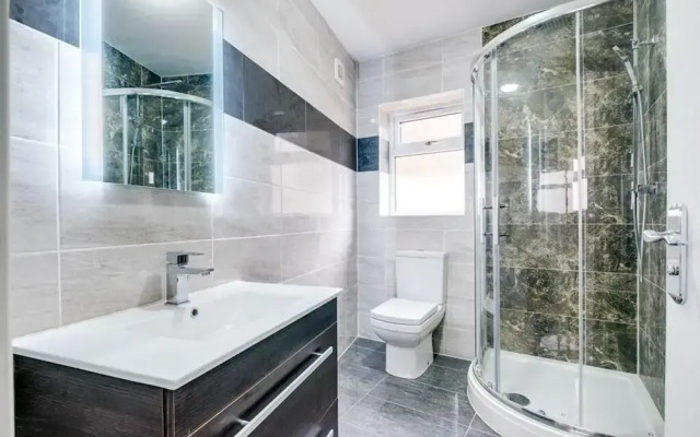 Elegant 5 Bedroom House/free Parking/yard