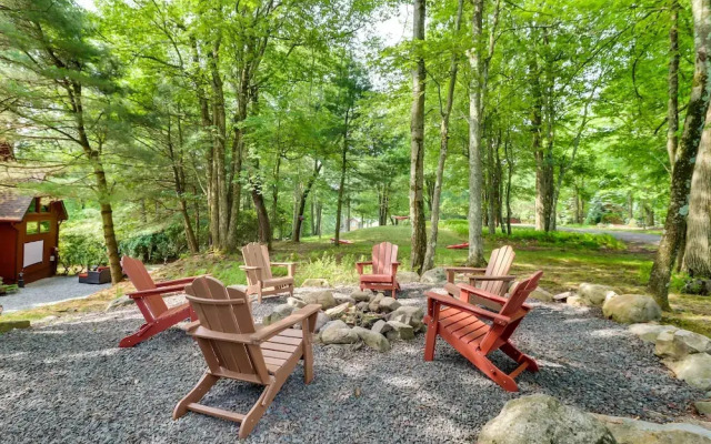 Outdoor Theater, Deck & Fire Pit: Poconos Retreat