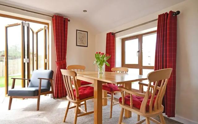 Bright, tranquil cottage