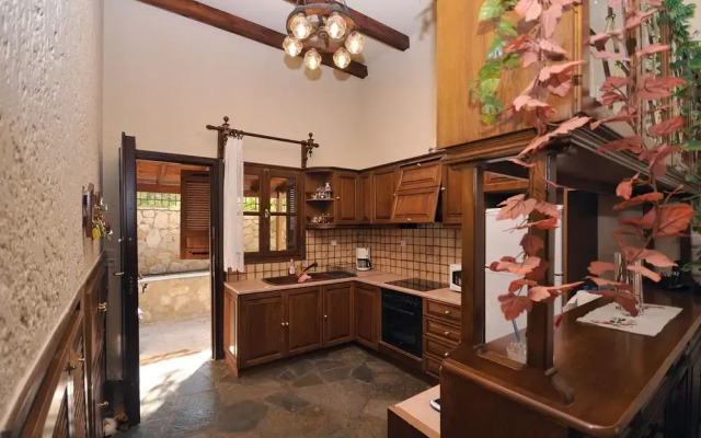 Family Maisonette with Pool near Beach