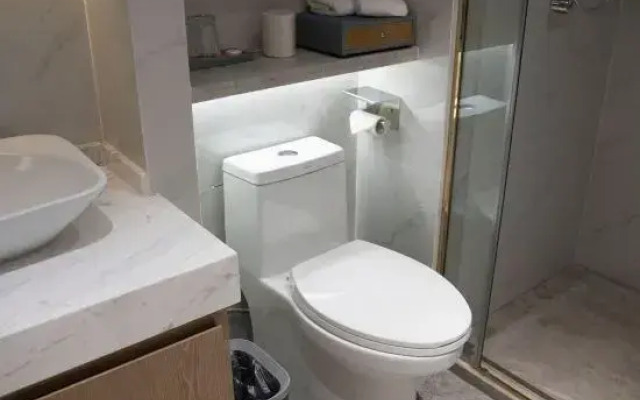 Xingfu Holiday Hotel (Buji Shenzhen East Railway Station Branch)