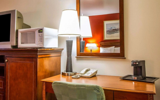 Rodeway Inn & Suites Brunswick near Hwy 1