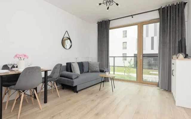 Służewiec Apartment by Renters