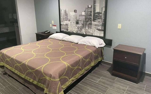 Super 8 By Wyndham Houston/Dtwn/I-610