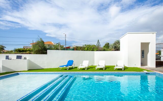 ☆ Charming, Convenient & Spacious 2BR Jan Thiel Apt ☆
