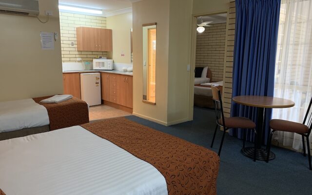 Riverland Motor Inn & River's Restaurant