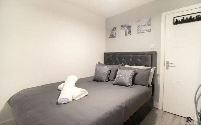 London Apt - Sleeps 4 - Parking - Wifi