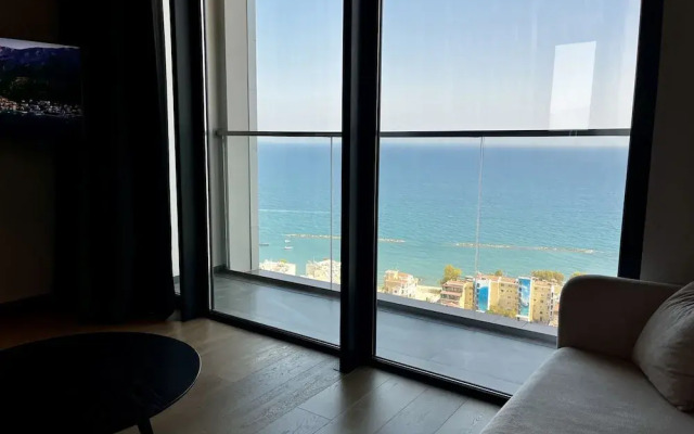 128 LIM - 2006 Stay Only Tower Suite