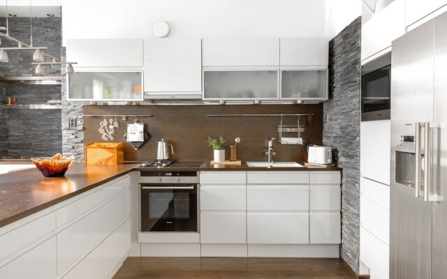Spacious apt on Tranquil Courtyard