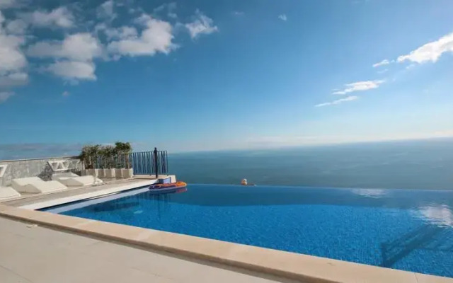 Stunning Villa With Private Heated Pool