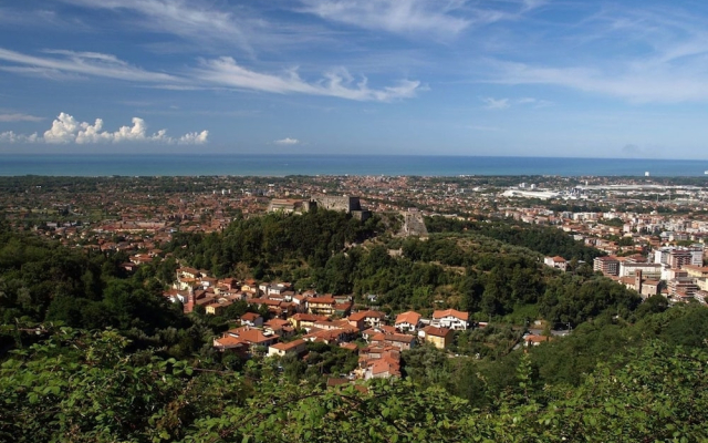 Modern Holiday Home in Massa with Garden