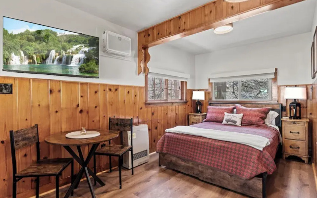 Timber Lodge Cabin 6