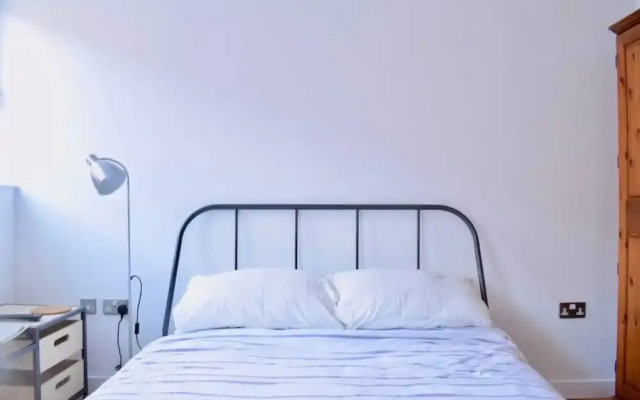 Spacious 2 Bedroom Stoke Newington Flat