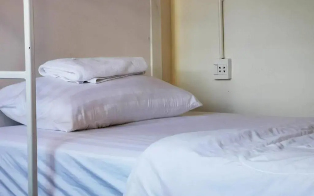 ATOM Poshtel - Hostel