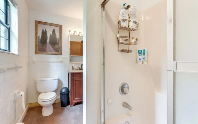 Deck & Boat Dock: Lakefront Getaway in Camdenton