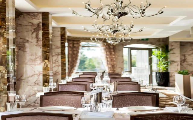 Swan River Hotel