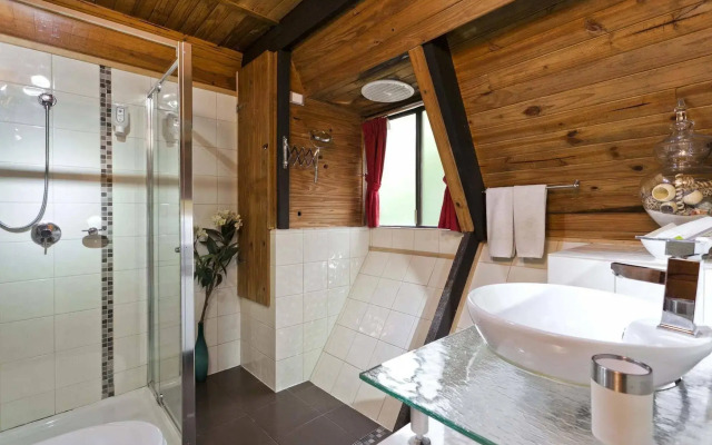 The Mouses House Rainforest Retreat