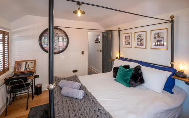 The Nautilus Cowes IOW Sleeps 4 & Private Garden