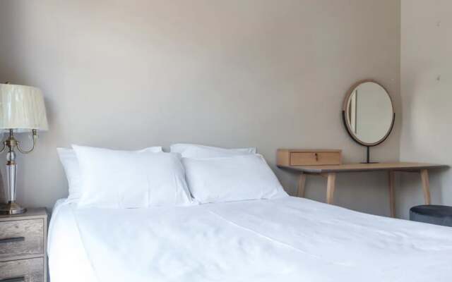 Cosy 2 Bedroom CBD Apartment With Balcony