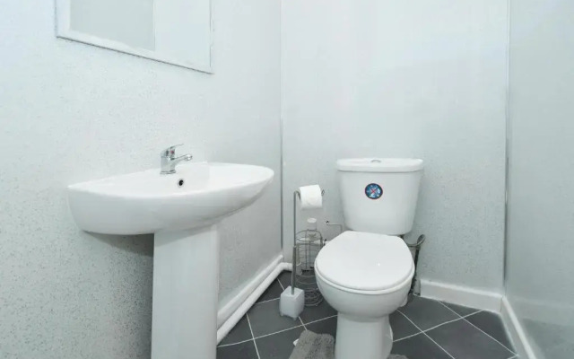 Beautiful 3-bed House by Ministays Stoke-on-trent