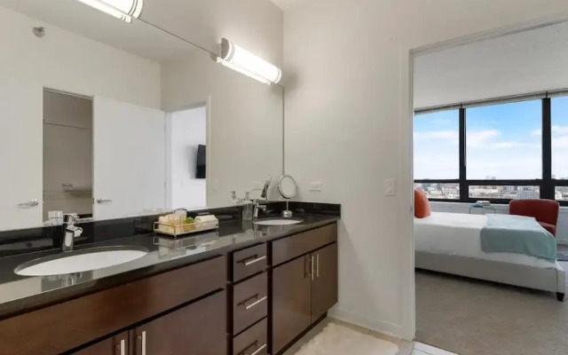 West Loop Luxe 2BR Balcony Skyline Views