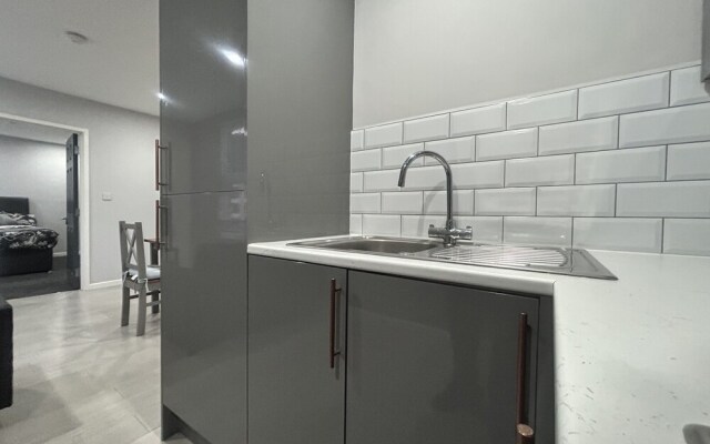Private Luxury Apartment - Free Parking & Wi-fi