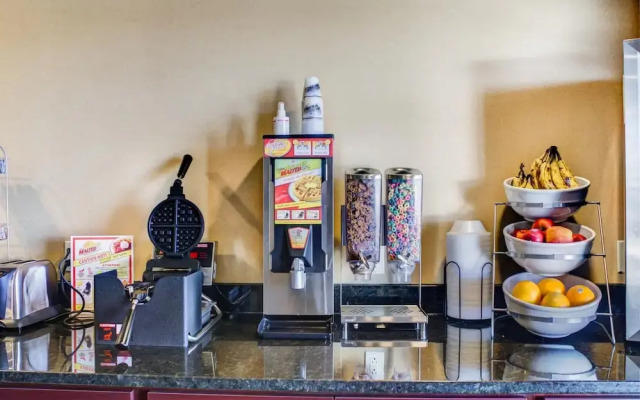 Castle Rock Inn & Suites