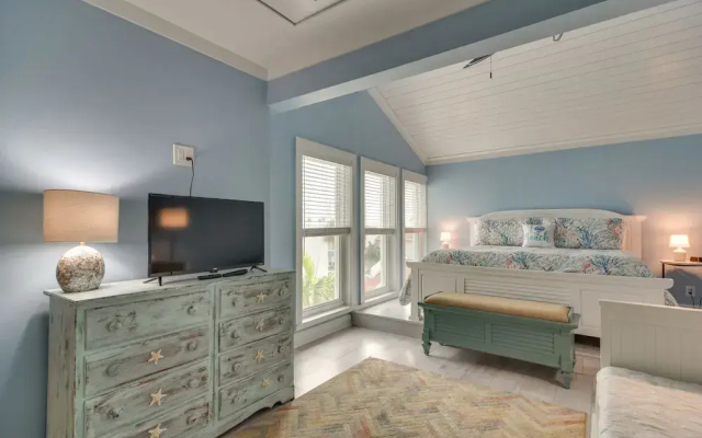 Poolside Madeira Beach Abode w/ Balcony!