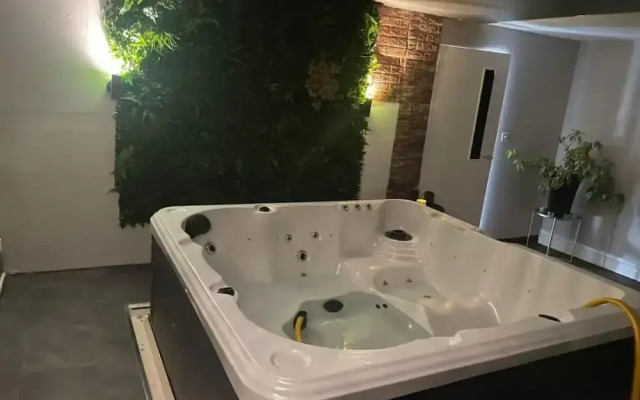 The Exclusive Jacuzzi Apartment