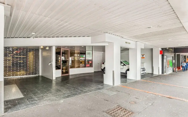 Stylish 2Br Apt With Balcony - Prime Cbd Location!