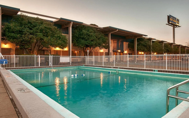 Best Western Crossroads Inn