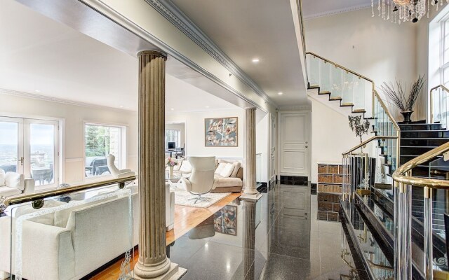 Luxury 5BR & Pool Home in Westmount MTL