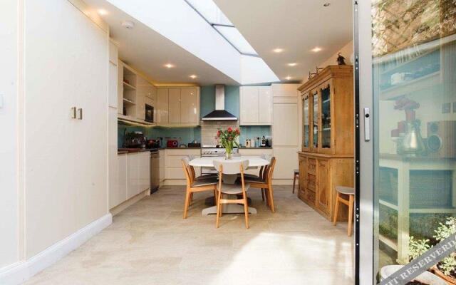 Veeve  Light And Open 2 Bed House Moore Park Road Fulham