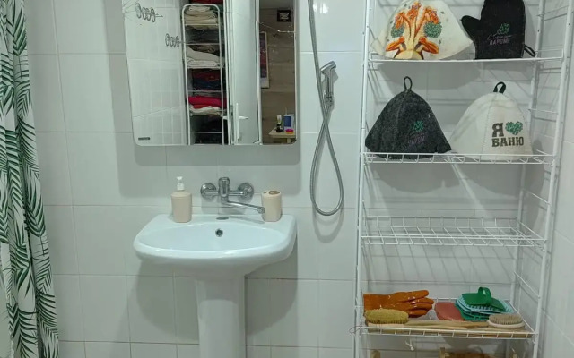 Дом с баней и пирсом на берегу пруда