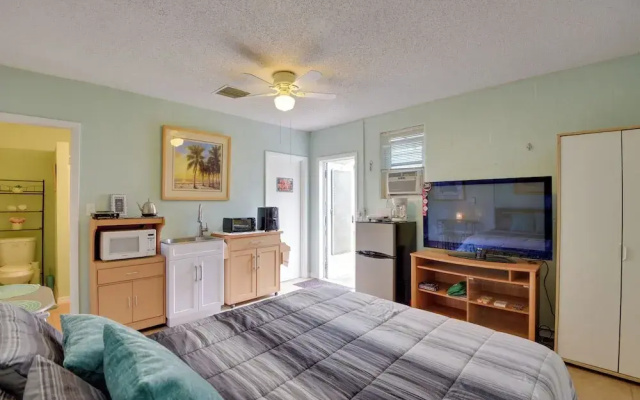 Convenient Sarasota Studio w/ Lush Backyard!