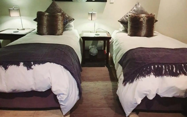 THE SPARE BEDROOM Unit 1