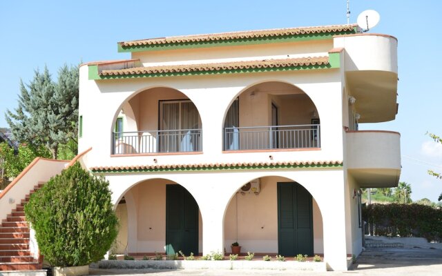 Apartment In Villa Near The Sea